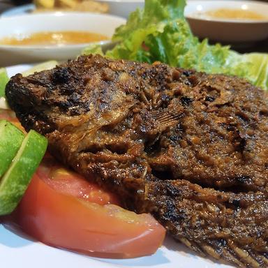 AYAM BAKAR TALIWANG BERSAUDARA