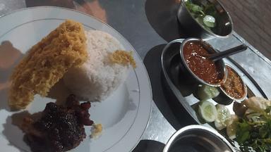 AYAM GORENG KREMES, AYAM BAKAR, & IGA BAKAR BU LIES