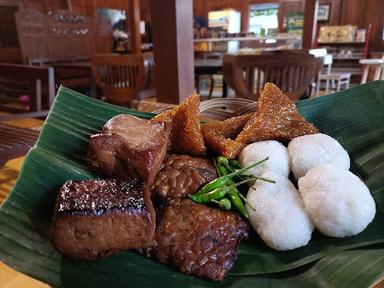 JADAH TEMPE MBAH CARIK KALIURANG (KOTAGEDE)