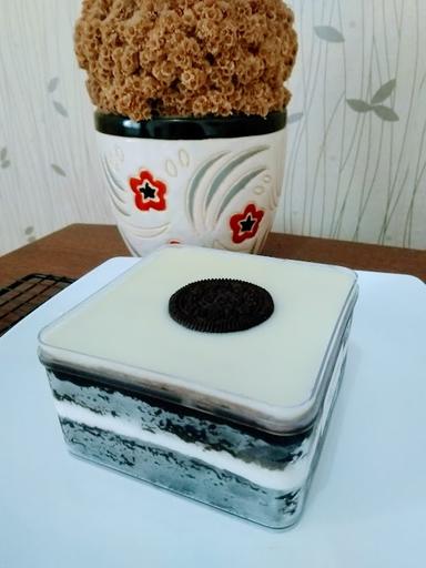 ALICE CAKE AND COOKIES