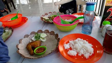 WARUNG DAN ANGKRINGAN APUNG BANJARMASIN