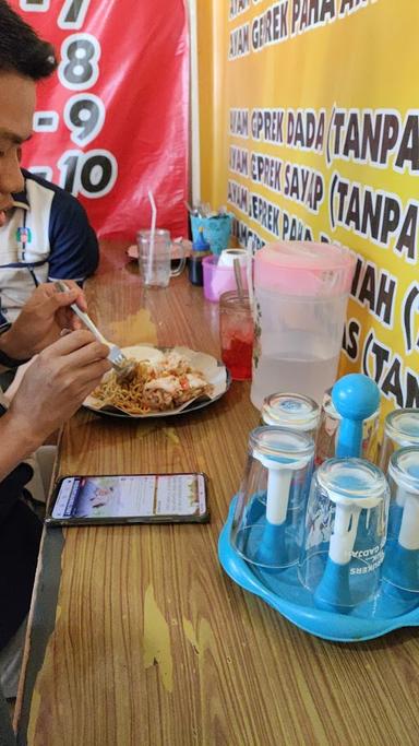 WARUNG AYAM GEPREK MAMA KHAIRAN