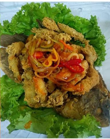 AYAM PENYET SAMBAL IJO MAMA NARA