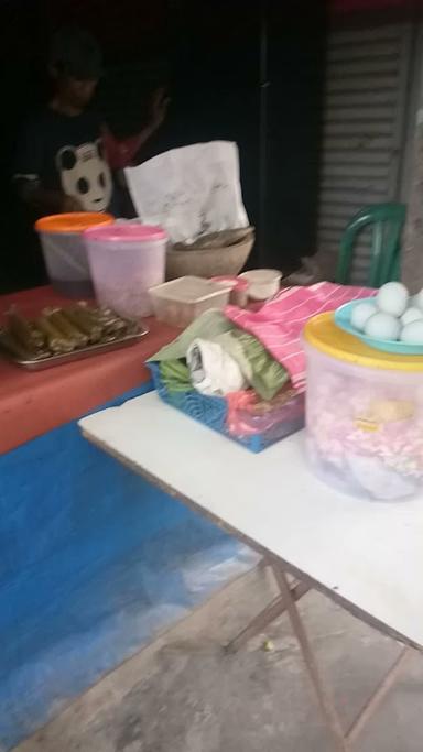 NASI UDUK DAN GADO-GADO NENEK SHELLA