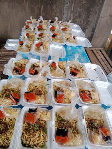 MIE AYAM DAN BAKSO DIEA