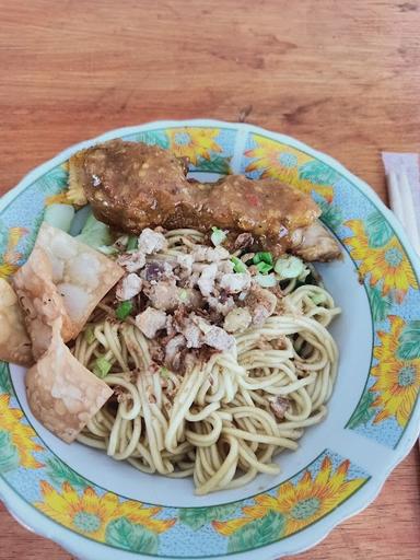 KEDAI MIE BARBAR