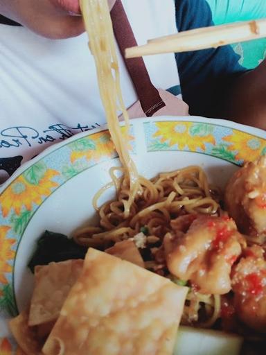 KEDAI MIE BARBAR