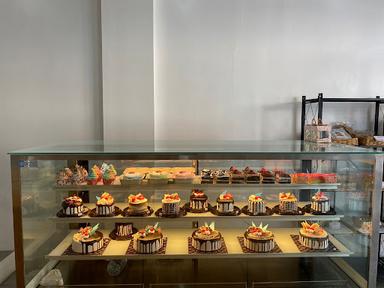 DE AROMA BAKERY & CAKE