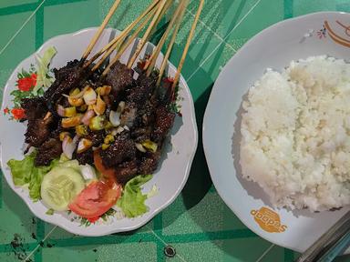 SATE AYAM DAN KAMBING CAK MAN