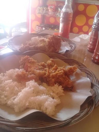 AYAM GEPREK MOM CINTA