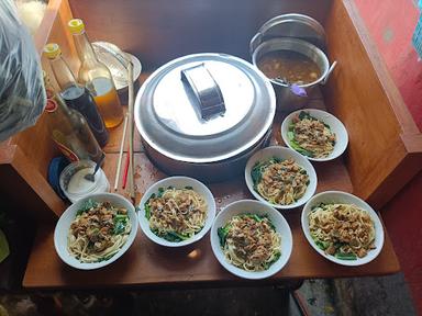 BAKSO & MIE AYAM MAS ANTO BALANDONGAN