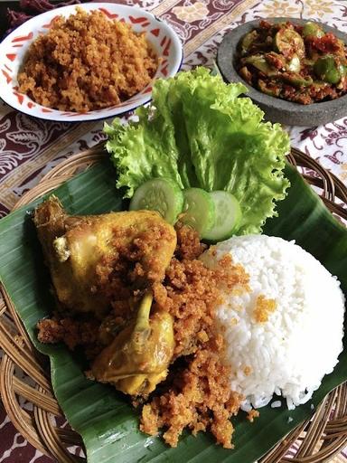 AYAM PENYET MBAK SARI