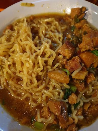 BASO PRIANGAN DAN MIE AYAM GEULIS SALON CAFETARIA