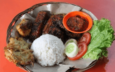 WARUNG AYAM PENYET YAQIN