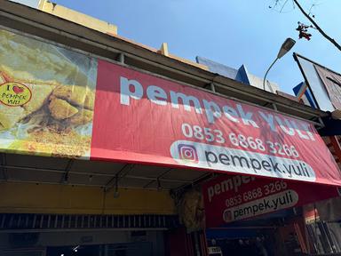 PEMPEK YULI