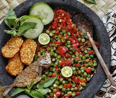 LOTEK & AYAM PENYET SAUNG CEUCEU