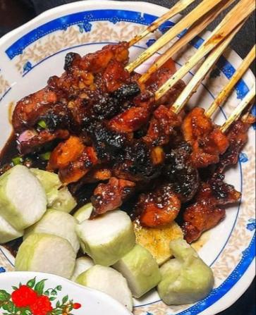 SATE AYAM MADURA MAMA MIA MARGALUYU