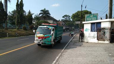 PUSAT OLEH-OLEH & RESTORAN KAMPUNG JAWA