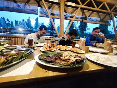 WARUNG MAKAN SAWAH GESANG