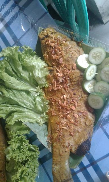 AYAM BAKAR UDA HELMI