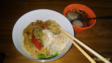 BAKSO & MIE AYAM LESTARI 18