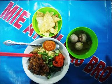 NASI GORENG DAN PECEL LELE MAJU MAPAN