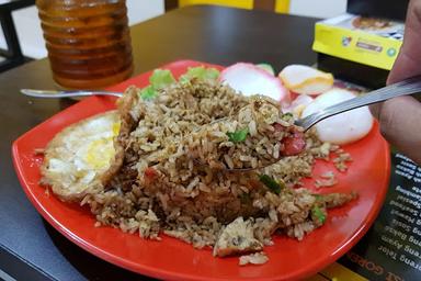 NASI GORENG LAKI BINI, PEKAYON