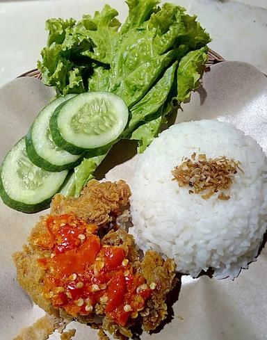 WARUNG AGE (AYAM GORENG EYANG)