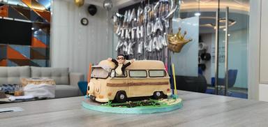 ARTIEN CUSTOM CAKES