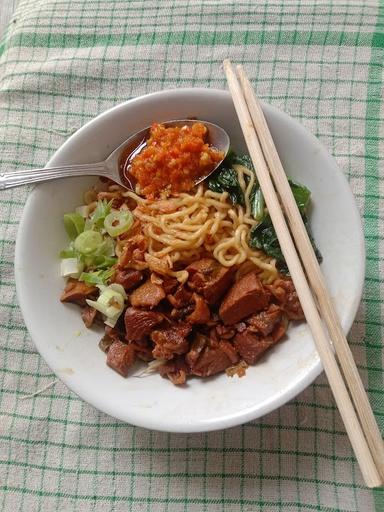 MIE AYAM BAKSO & SOTO DAGING WISMA ASRIJURUMUDI