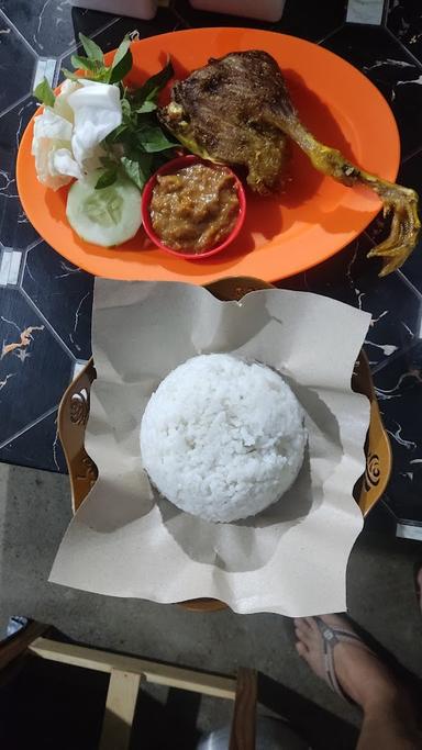 AYAM GORENG TIGA PUTRA