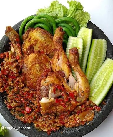 AYAM PENYET FAMILY SEJATI