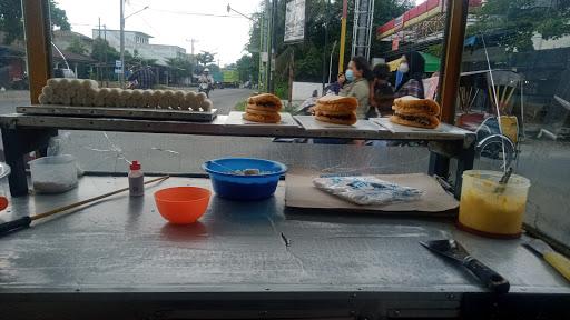 MARTABAK MANIS DAN PUTU BAMBU