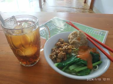 BAKSO & MIE AYAM SAHABAT