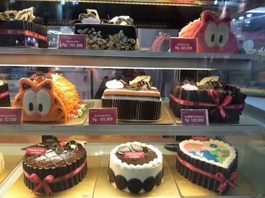 DOMINO CAKE & PASTRY BAKERY