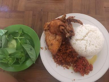 AYAM PENYET LAELA