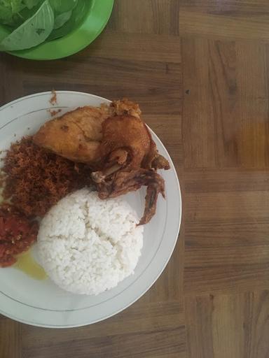 AYAM PENYET LAELA