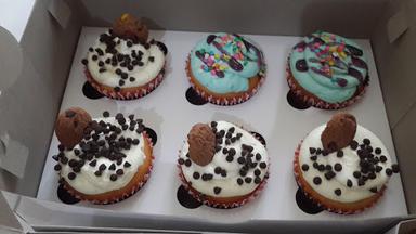 MOM'S CUPCAKES