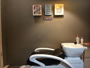 RAJA CAFE & BARBER