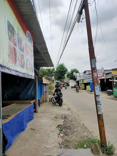 ES KELAPA MUDA DAN PISANG BARANGAN