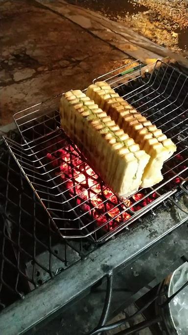 ROTI BAKAR ARANG ANAMORPHIE