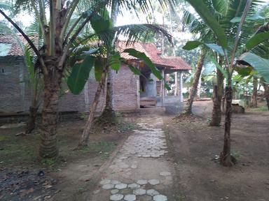 RUMAH BERPENGHUNI