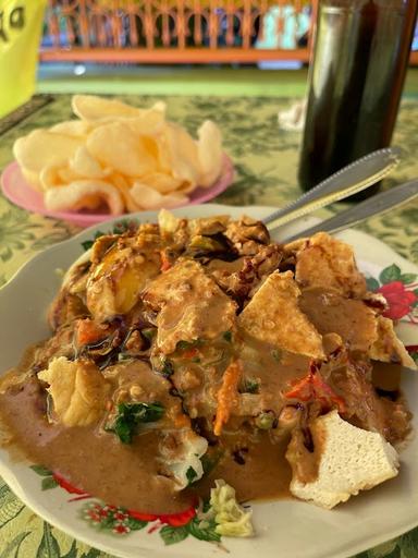 WARUNG PONCO RUPO PAKDHE MAN ( GADO-GADO & DAN SOTO AYAM )