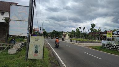 WARUNG MAKAN MAK TI GERBANG GAJAH