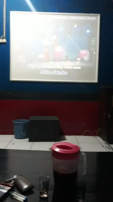 MAHKOTA CAFE & KARAOKE