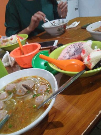 BAKSO DAN TAHU CAMPUR CAK NAIM