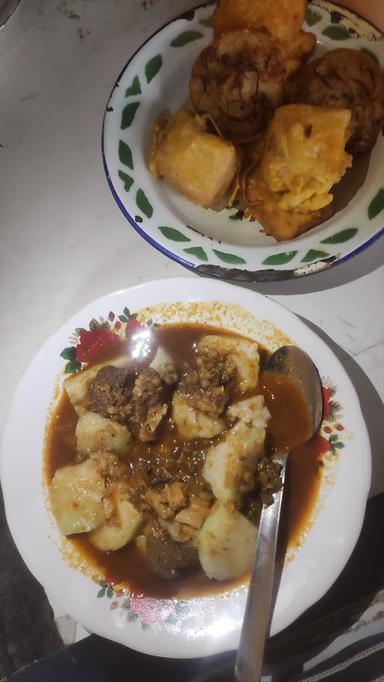 LONTONG GULAI & ROTI MARYAM