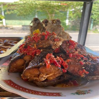 WARUNG NASI UNING