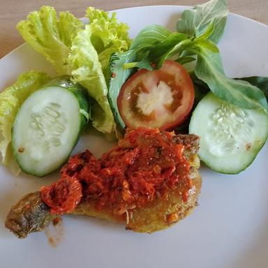 AYAM GEPREK ANI