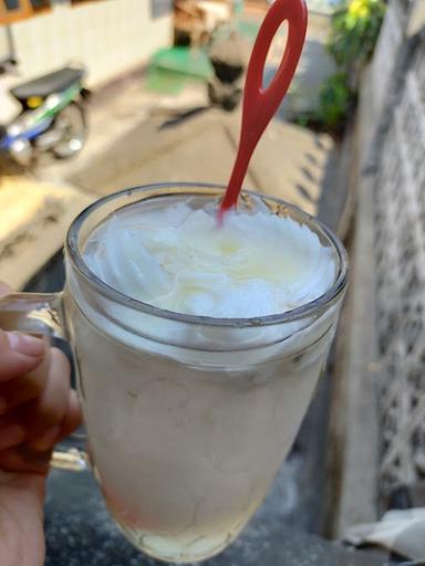 BAKSO, TIPAT, DAN ES KELAPA MUDA GUNUNG RASA